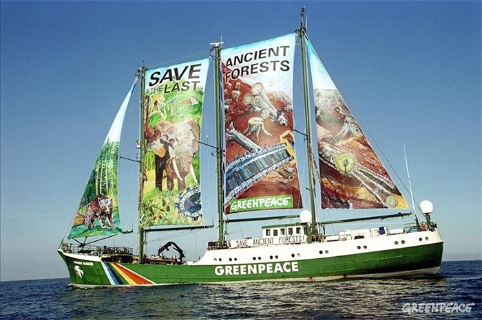 Rainbow Warrior en escale au port de Tanger ville