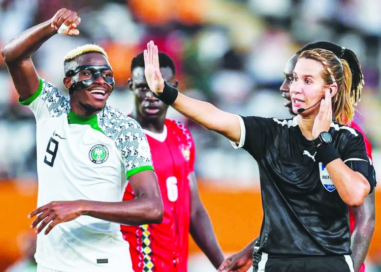 Bouchra Karboubi, première femme marocaine à arbitrer un match à la CAN