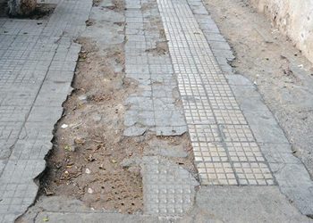 LA FACE CRASHÉE DES   TROTTOIRS DE TANGER