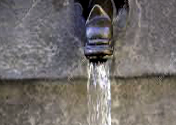 Gaspillage d’eau au clair du jour par les robinet urbains