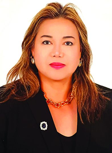 Une artiste exceptionnelle forgée de l’Asie à l’Europe à travers l’Afrique : tant de couleurs dans son sillage.