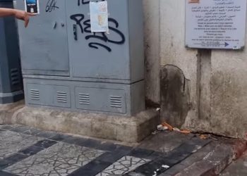 Les rues de la ville baignent dans les saletés