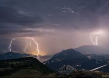 Un étudiant tué et un autre blessé par un coup de foudre