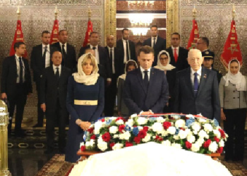 Visite du mausolée Mohammed V par le Président français et son épouse
