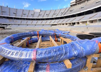 Des câbles géants arrivent au stade de Tanger pour la toiture