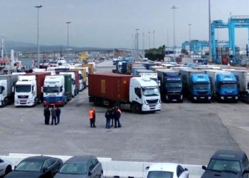 Licenciement du représentant du ministère de Transports à cause des retards d’embarquement des camions de transport international